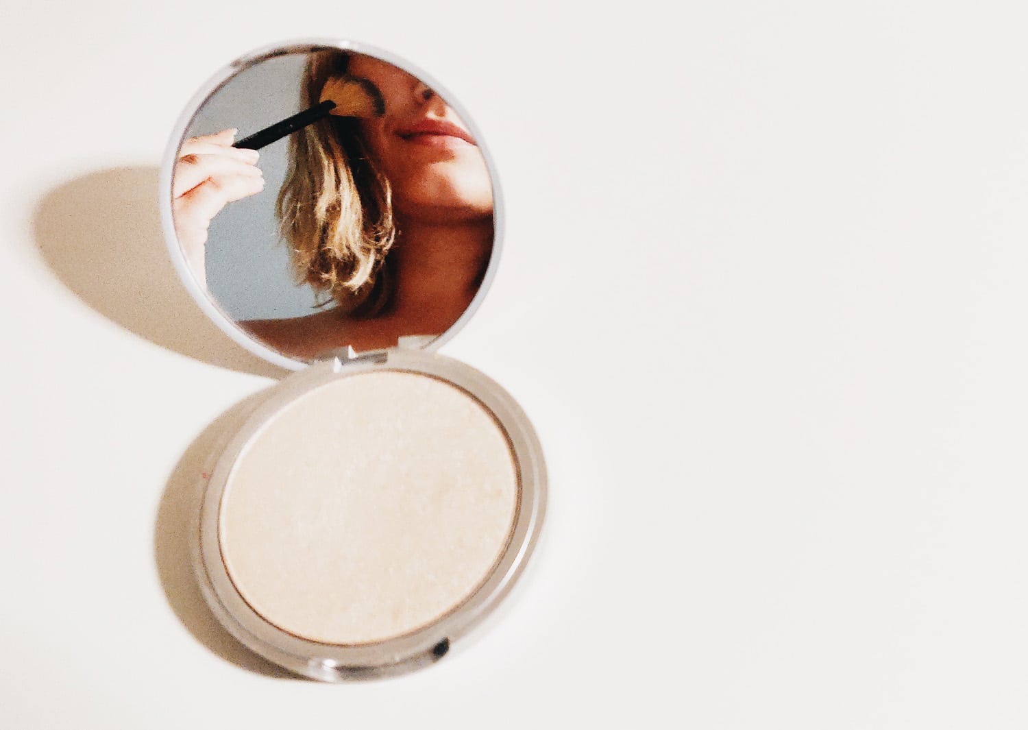 Lire la suite à propos de l’article Maquillage et acné : les 7 règles à suivre